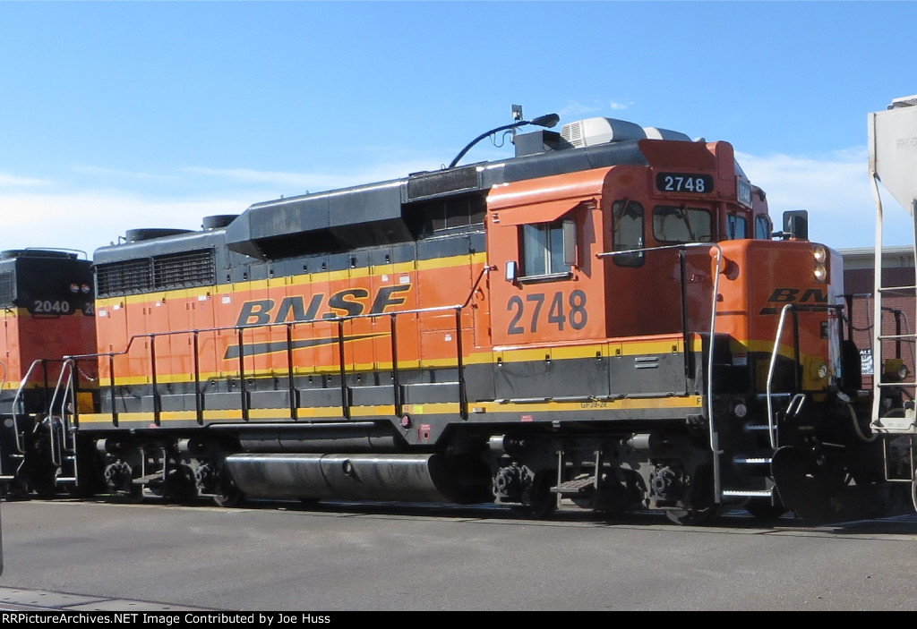 BNSF 2748